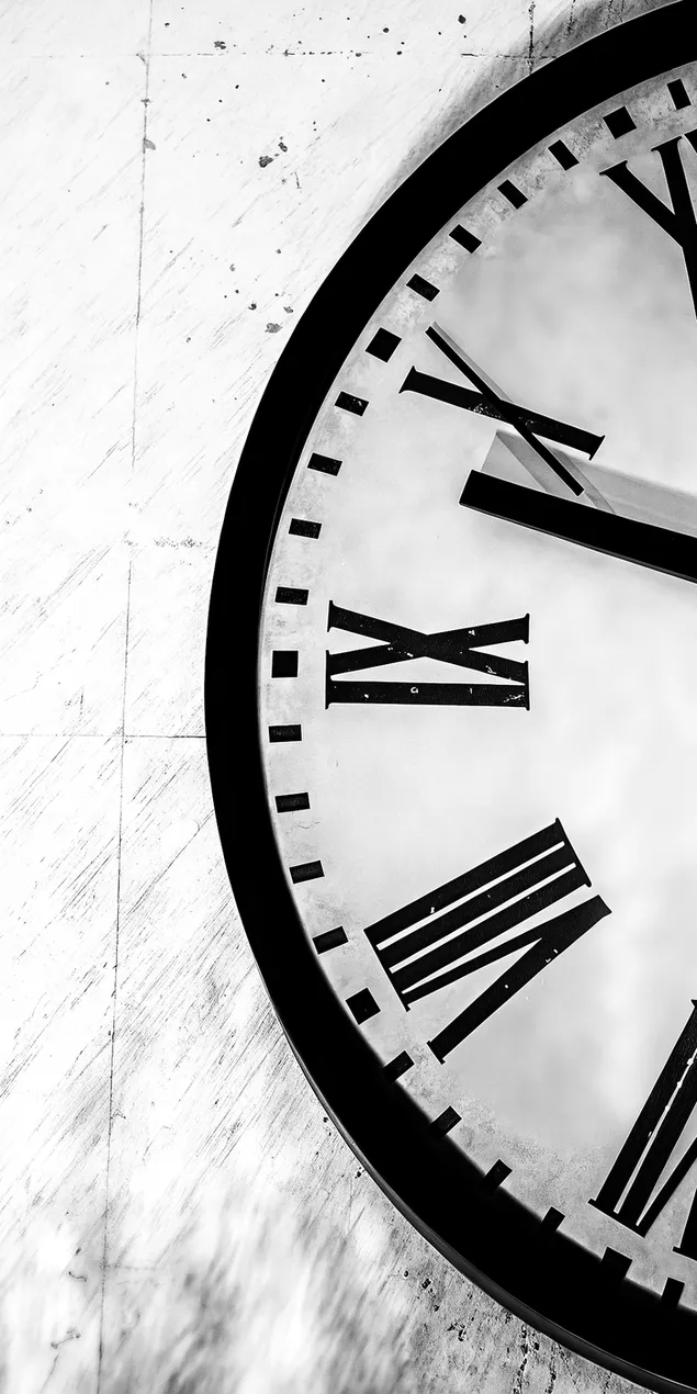 Romen rakamları ve zamanı gösteren siyah kollara sahip klasik bir analog saat kadranının yakın çekimi 2K duvar kağıdı