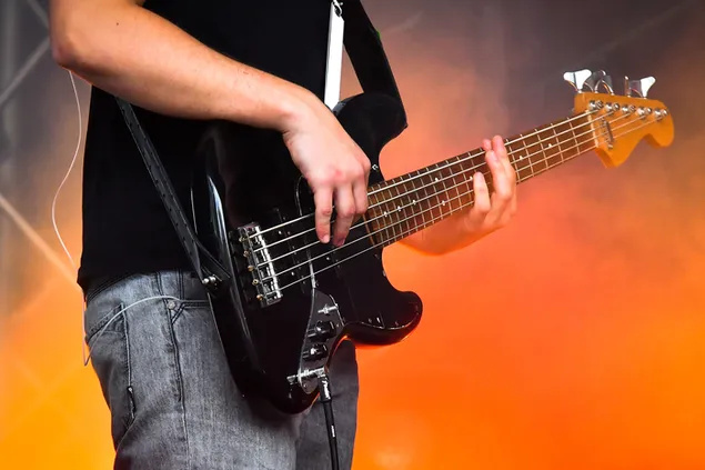 Cận cảnh người chơi guitar bass đang lướt trên sân khấu