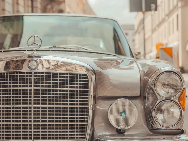 Close-up foto van zilveren Mercedes-Benz voertuig