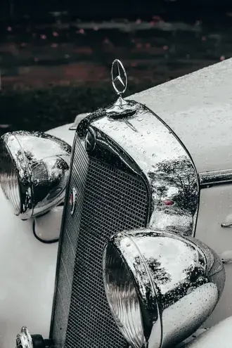 zblizka pohled na vintage bily mercedes stahnout