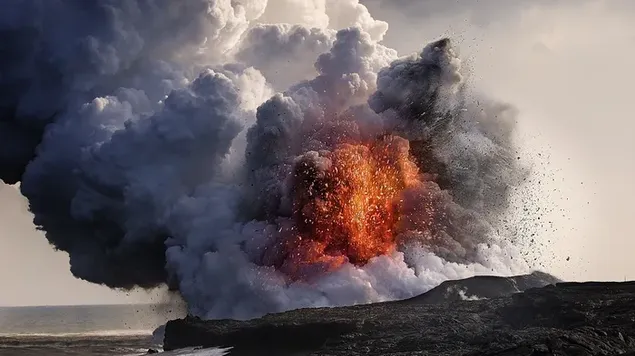屋外の火山から立ち上る火と煙の雲