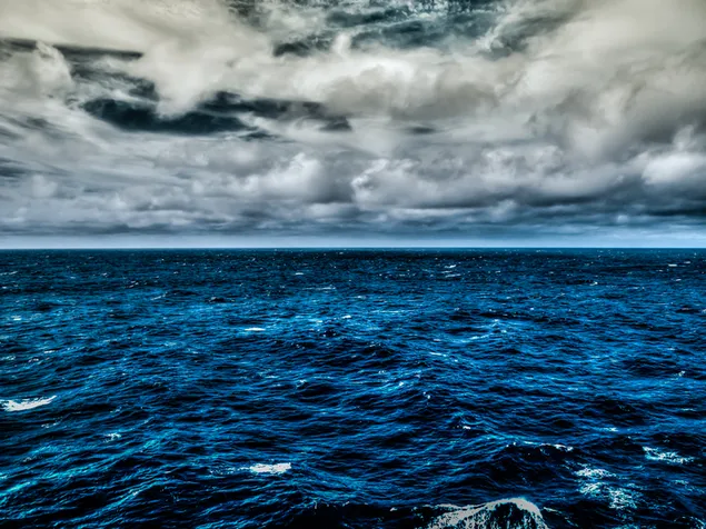 Wolken über dem blauen Ozean 2K Hintergrundbild