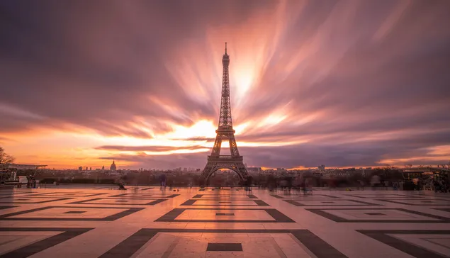 Nubes con niebla y vista de la torre Eiffel de París en la plaza