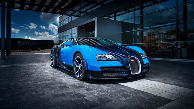 Bewolkte blauwe lucht achter een blauwe en zwarte Bugatti Veyron-auto geparkeerd op een betonnen vloer in het gebouw 2K achtergrond