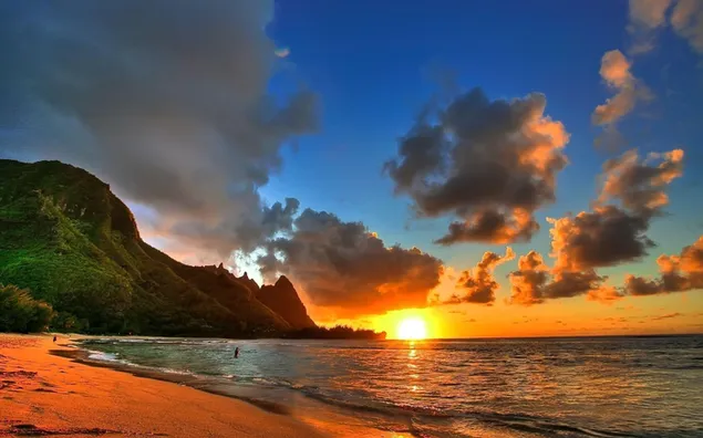 Bewolkt uitzicht op de kust bij zonsondergang HD achtergrond