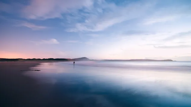 Taustakuva Pilvistä rannikkomaisemaa auringonlaskun aikaan 4K