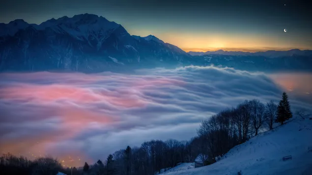 Bewolkte lucht op de bergtop