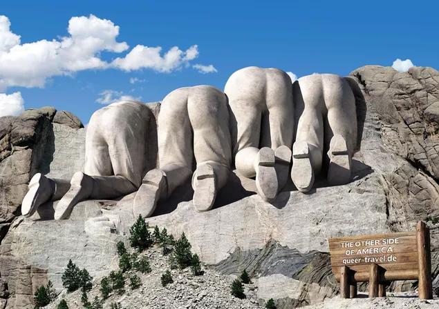 Vista nublada de estatuas talladas en piedra de personas de espaldas descargar