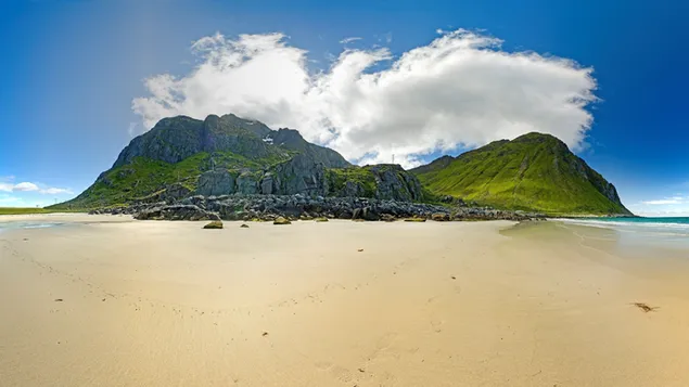 Gugusan awan berkumpul di gunung hijau yang indah berhampiran laut dan pantai 4K kertas dinding