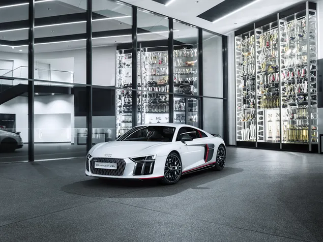 Coche deportivo Audi A8 blanco dentro del edificio