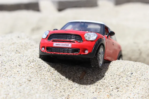 Coche en miniatura Red Mini Cooper en la arena