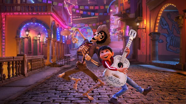 Coco-animatiefilm Hector en Miguel dansen in de straat versierd met kleurrijke vlaggen en kleurrijke lichten. 4K achtergrond