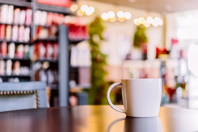 테이블에 커피 컵 4K 배경화면