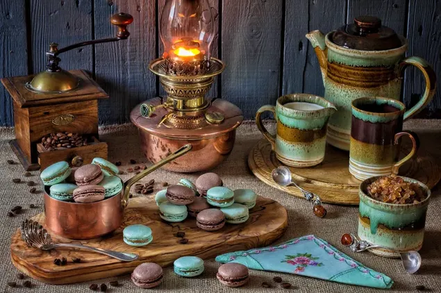Koffie, warm sjokolade en Macarons met lamp en koffiemeul antieke konsep aflaai