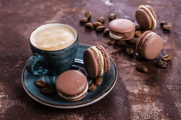 Kopi dipasangkan dengan macarons cokelat manis 4K wallpaper