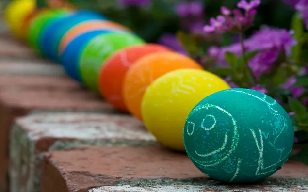 Fargede, mønstrede egg og lilla lavendel er stilt opp på veggen 2K bakgrunn