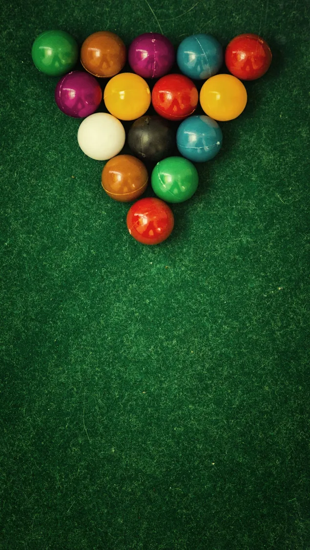 Kleurrijke ballen op de pooltafel 2K achtergrond