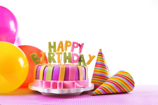 Kleurrijke verjaardagstaart naast kleurrijke trechters en kleurrijke ballonnen