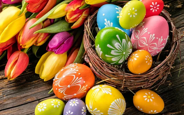 Kleurrijke eieren en tulpen in de mand op Happy Easter day