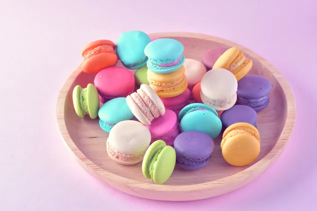 Tapeta Farebné francúzske macarons podávané na drevenom tanieri v ružovej a fialovej farebnej schéme 6K