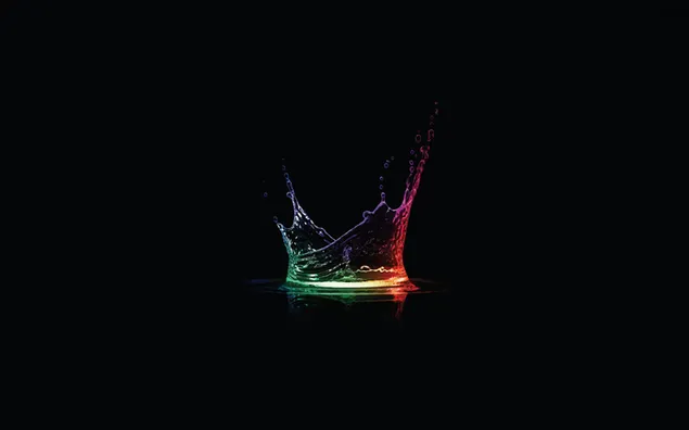 Kleurrijke lichten weerspiegeld in opspattend waterdruppel op zwarte achtergrond download