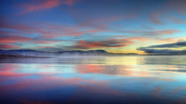 Réflexion colorée sur l'océan au coucher du soleil 4K fond d'écran