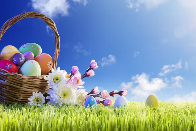 Coloridos huevos de Pascua en la cesta