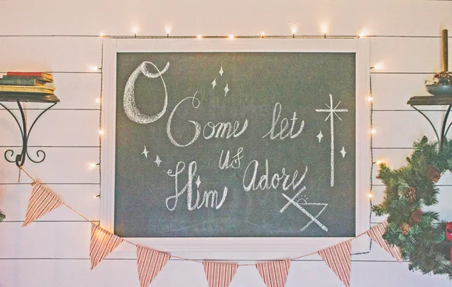 ,,elate da go obozhavame'', napisano na d''skata s fon na koledni ornamenti izteglyane