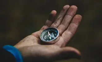 Tapeta kompas v lidských rukou 4K