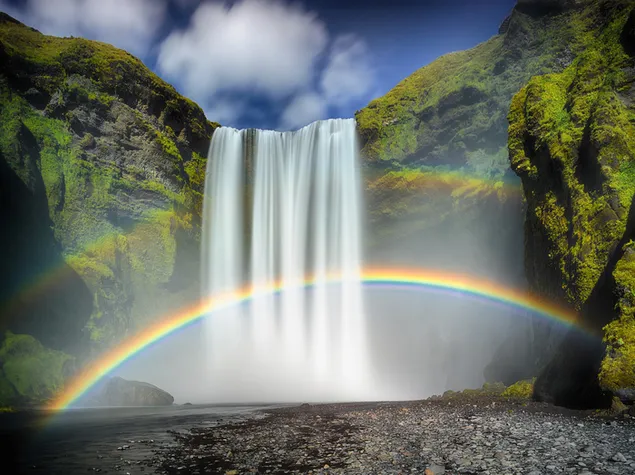 Con su increíble naturaleza, vista nublada y de arcoíris, la cascada de skogafoss es una de las cascadas más grandes de Islandia. descargar