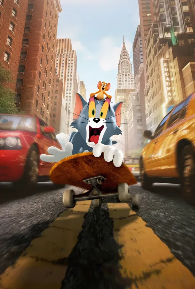 Estado confuso del personaje de dibujos animados Tom y Jerry montando patineta en la carretera asfaltada entre edificios de la ciudad 2K fondo de pantalla