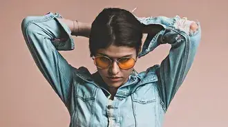 Tapeta Cool herečka a modelka Alexandra Daddario, která si svazuje vlasy 4K