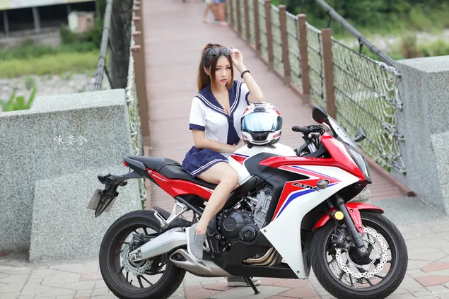 Genial estudiante asiático montando una motocicleta