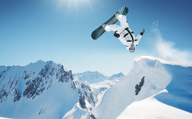 Foto keren olahragawan berselancar di pegunungan bersalju dalam cuaca cerah 2K wallpaper
