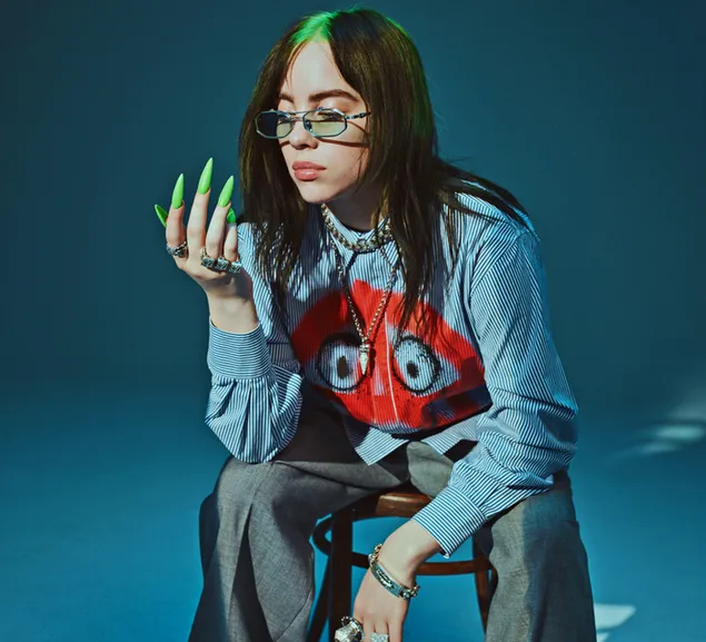 Fantastica cantante Billie Eilish seduta su uno sgabello con sfondo blu 4K sfondo
