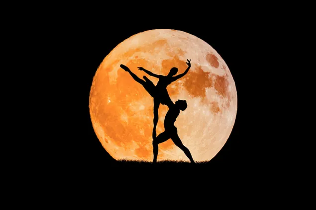 pareja bailando en luna llena 4K fondo de pantalla