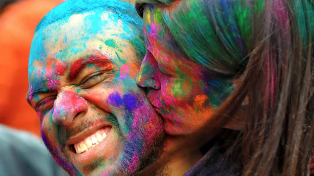 Paar beim Holi-Festival - er hat den Kuss bekommen HD Hintergrundbild