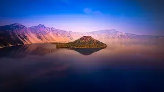 Sončni zahod na kraterskem jezeru 4K ozadje
