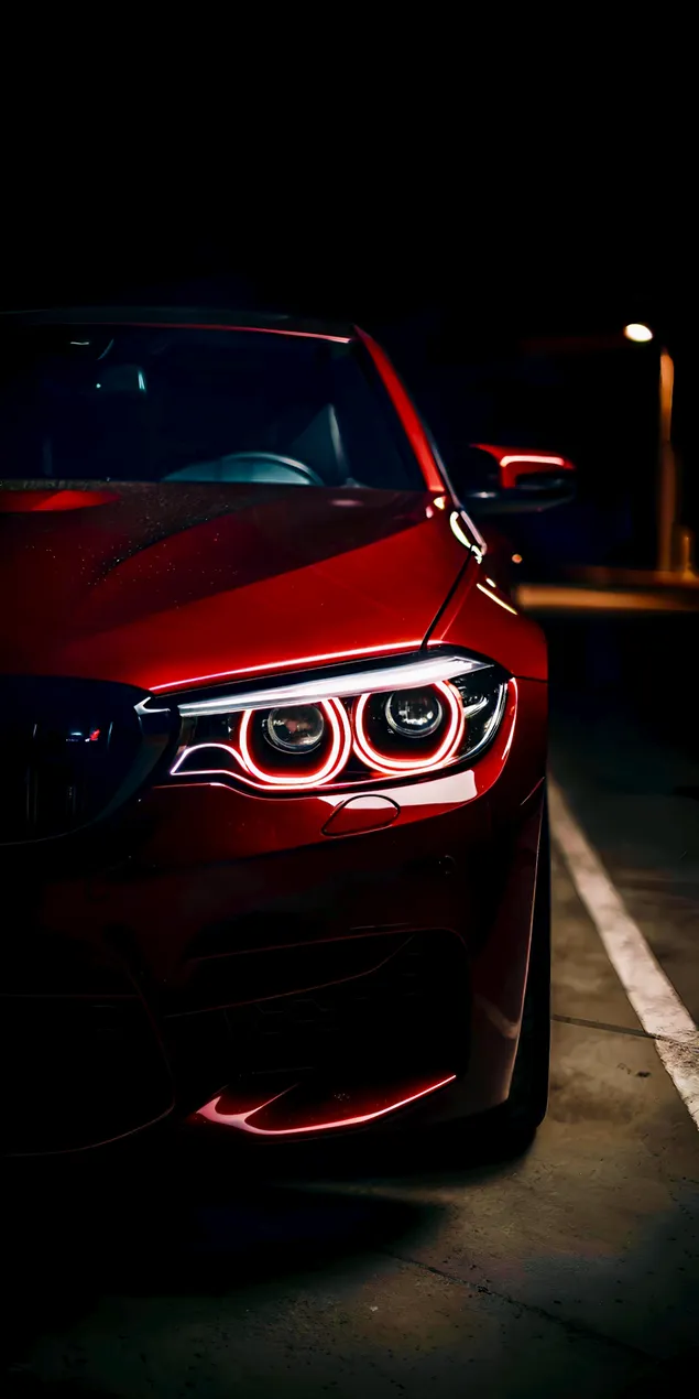 מכונית ספורט ארגמנית נוצצת תחת שמי חצות 2K טפט