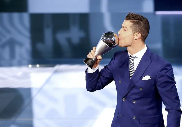 Cristiano besando su trofeo de fútbol descargar