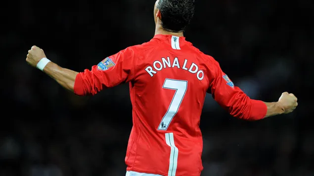 Cristiano Ronaldo, mặc chiếc áo số 7 huyền thoại màu đỏ. tải xuống
