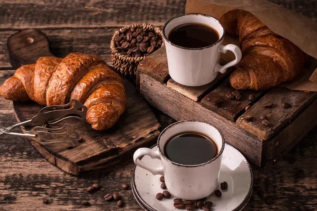 Croissant und schwarzer Kaffee herunterladen