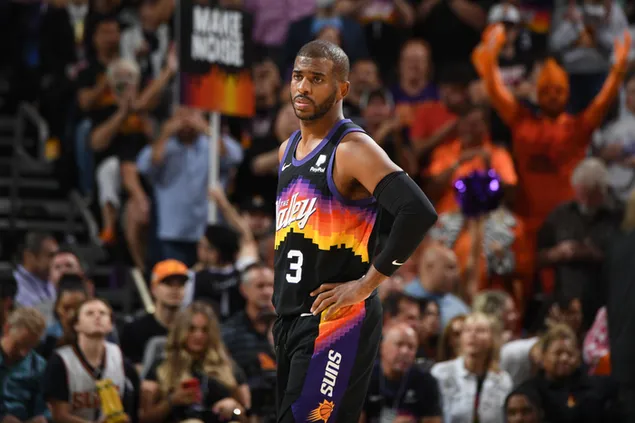 Krydsede hænder af Chris Paul foran publikum i en lilla, gul, sort og hvid holdtrøje download