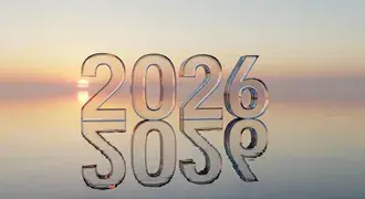 O cristal “2026” emerge sobre as águas calmas como um espelho ao nascer do sol. 8K papel de parede