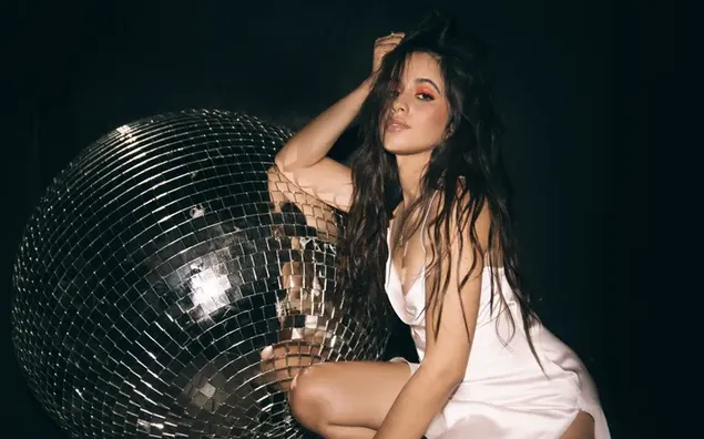 den kubansk-amerikanske sangeren-skuespillerinnen camila cabello ifort en hvit kjole med en stor discoball nedlasting