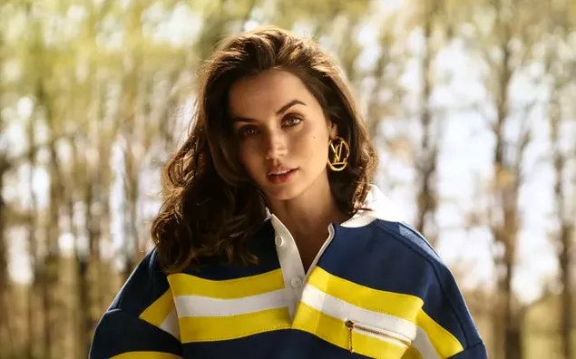 השחקנית הקובנית-ספרדית אנה דה ארמס נראית מהממת עונדת עגיל של לואי ויטון 4K טפט