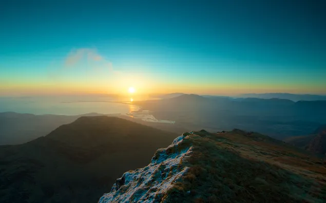 cumbre de la montaña y puesta de sol