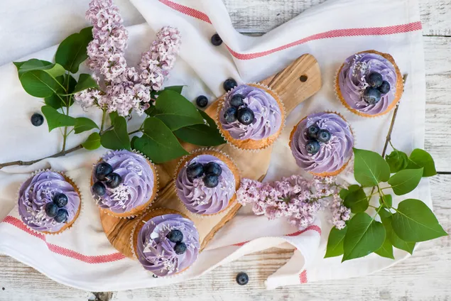 Cupcakes de arándanos con flores como decoración