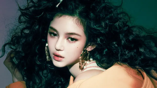 kudrnata 'danielle' z newjeans - 'how sweet' album shoot stahnout