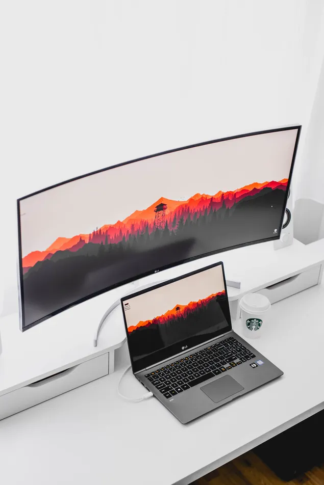 Laptop dan meja monitor melengkung